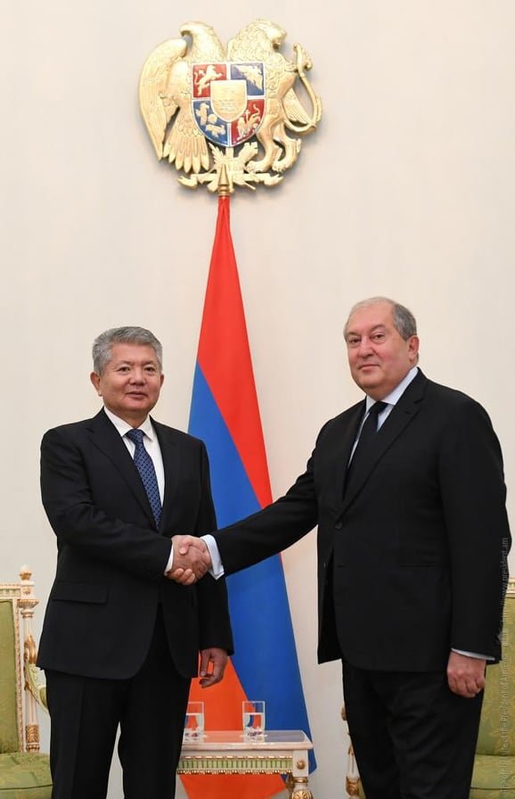 Պետք է զարգացնենք ու խորացնենք երկկողմ հարաբերությունները. նախագահ Արմեն Սարգսյանին հավատարմագրերն է հանձնել Հայաստանում Ղրղզստանի նորանշանակ դեսպանը