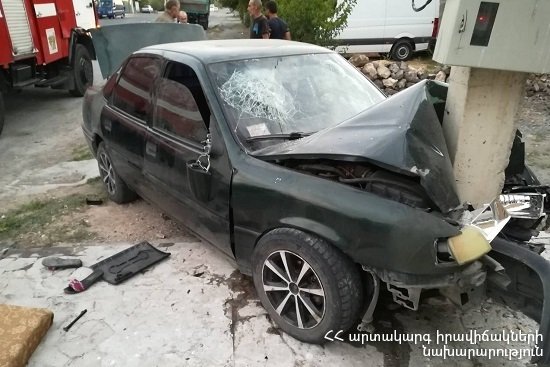 Ավտոմեքենան բախվել է էլեկտրական սյանը