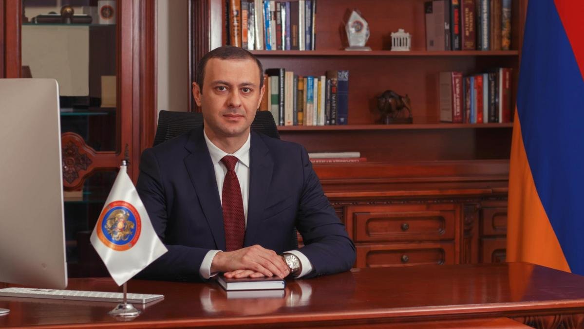 Անվտանգությո՞ւն, թե՞ ժողովրդավարացում և զարգացում. հեղափոխության մերժումը կեղծ երկընտրանքներին. Արմեն Գրիգորյան