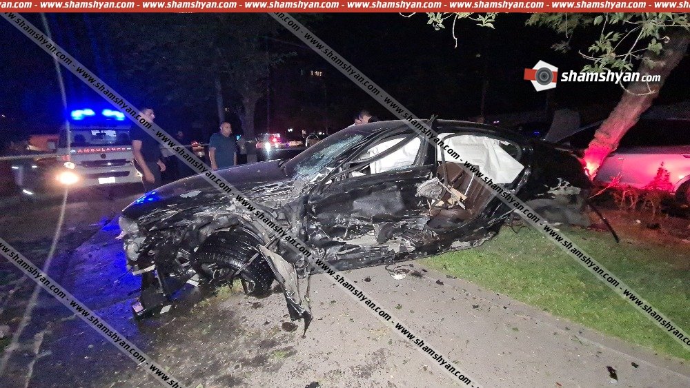 Խոշոր ավտովթար Երևանում․ Կոմիտասի պողոտայում բախվել են BMW-ն ու Mitsubishi-ն, BMW-ն էլ բախվել է ծառին հետո կայանված ավտոմեքենաներին․ կան վիրավորներ․ ավտոմեքենաները վերածվել են մետաղի ջարդոնի․