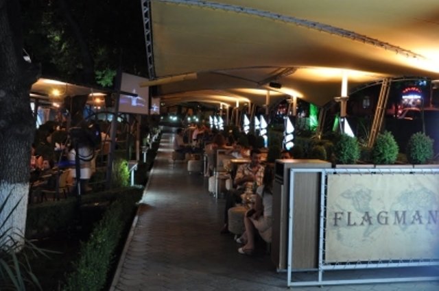 Երևանի կենտրոնում. «Ֆլագման» սրճարանի մոտից ծայրահեղ ծանր ախտորոշմամբ հիվանդանոց է տեղափոխվել 37-ամյա տղամարդ. օպերատիվ են գործել միայն ոստիկանության Երևանի և Կենտրոնականի բաժնի ծառայողները