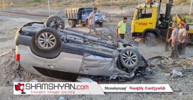 Խոշոր ավտովթար՝ Երևանում. Kia-ն տապալել է երկաթյա էլեկտրասյունը և գլխիվայր շրջվել. կա վիրավոր