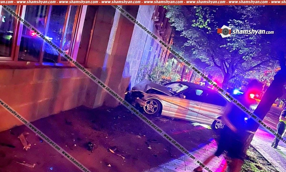 BMW-ով բախվել է Honda-ին, այնուհետև՝ ծառին և բախվել կառավարության մասնաշենքի պատին