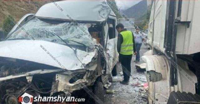 Խոշոր ավտովթար՝ Սյունիքի մարզում. իրանական համարանիշներով բեռնատարը բախվել է Կապան-Քաջարան երթուղին սպասարկող ուղևորատար «Գազել»-ին