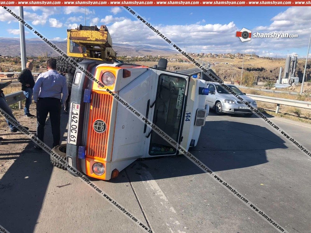 Աշտարակի կամրջի սկզբնամասում Վայրի կենդանիների փրկարար կենտրոնի Mercedes-ը բախվել է երկաթե արգելապատնեշներին և կողաշրջվել