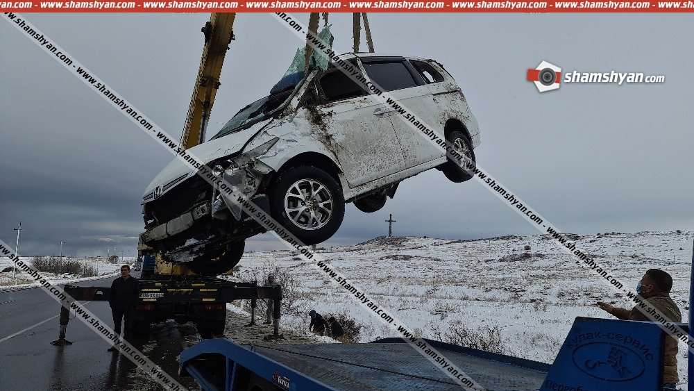 Խոշոր ավտովթար Արագածոտնի մարզում. Honda Elysion-ը բախվել է ծառին և կողաշրջված վիճակում հայտնվել ձորում. վիրավորներին ավտոմեքենայից դուրս են բերել փրկարարներն ու բժիշկները