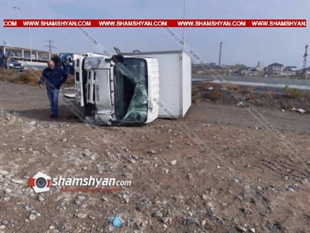 Խոշոր ավտովթար Երևանում. բախվել են Mini Cooper-ն ու «Գրանդ Տոբակո» ընկերության Isuzu-ն. Isuzu-ն տապալել է էլեկտրասյունը և կողաշրջված հայտնվել դաշտում