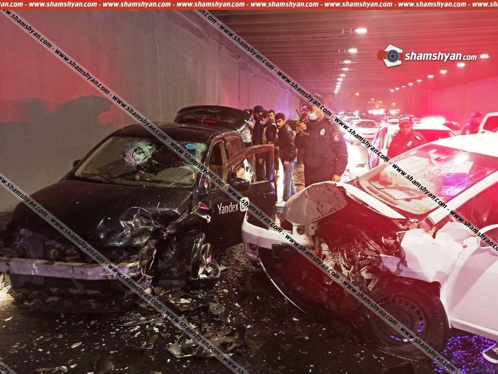 Խոշոր ավտովթար Ոստիկանության վարչական շենքի դիմացի թունելում․ բախվել են Nissan-ները, վիրավորներին ավտոմեքենաներից դուրս են բերել փրկարարները, բժիշկներն ու Երևանի գնդի պարեկները