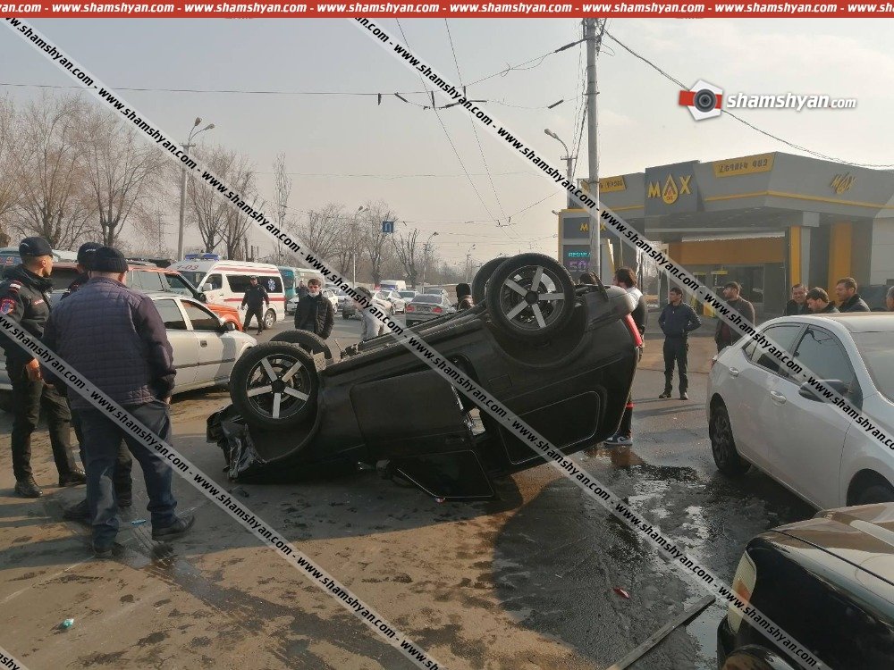 Խոշոր ավտովթար Երևանում. «Max Oil» բենզալցակայանի դիմաց բախվել են Kia Optima, Hyundai, ВАЗ 2121 և Ford Transit մակնիշի ավտոմեքենաները. Niva-ն գլխիվայր շրջվել է.