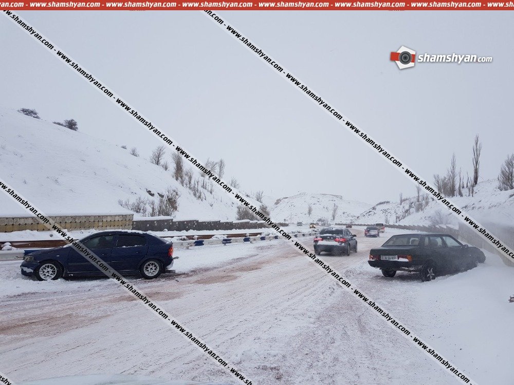 Ճանապարհի մերկասառույցի պատճառով Չայնիի ոլորաններում բախվել են Opel Astra-ն ու ВАЗ 21099-ը. կա վիրավոր