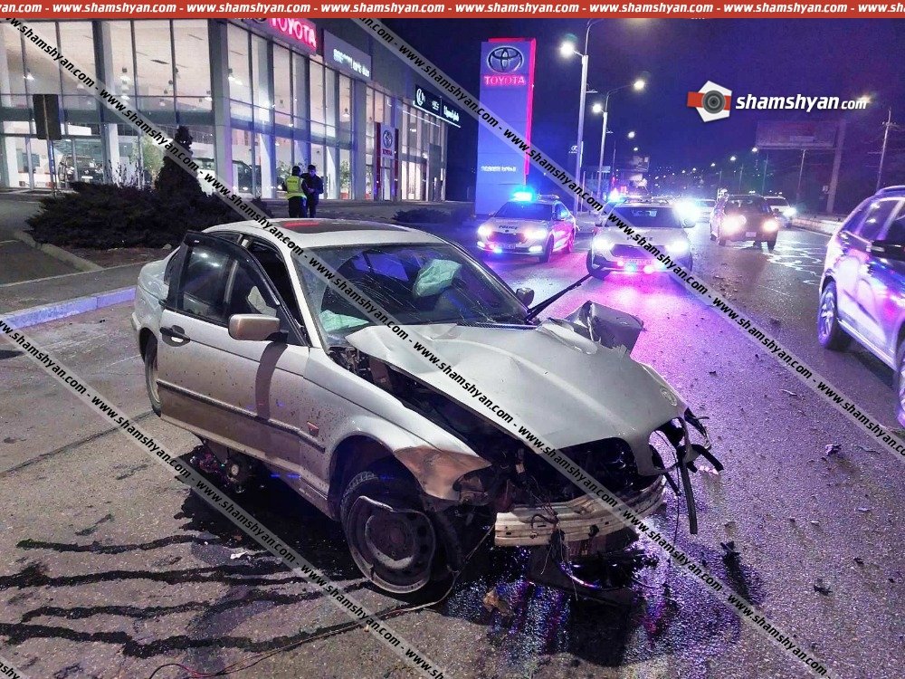 Խոշոր ավտովթար՝ Երևանում. Իսակովի պողոտայում BMW-ն բախվել է «Toyota» սերվիսի գովազդային վահանակին, անվահեծաններից մեկը կոտրվել է.ՏԵՍԱՆՅՈՒԹ