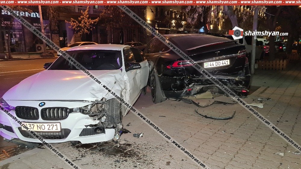 Խոշոր ավտովթար՝ Երևանի կենտրոնում. 23-ամյա վարորդը BMW-ով բախվել է կայանված Tesla-ին