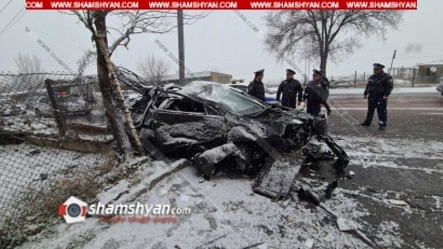 Աշտարակում. 39-ամյա վարորդը Mazda 6-ով տապալել է երկաթե էլեկտրասյունը, այնուհետև տաղավարն ու հայտնվել մայթին