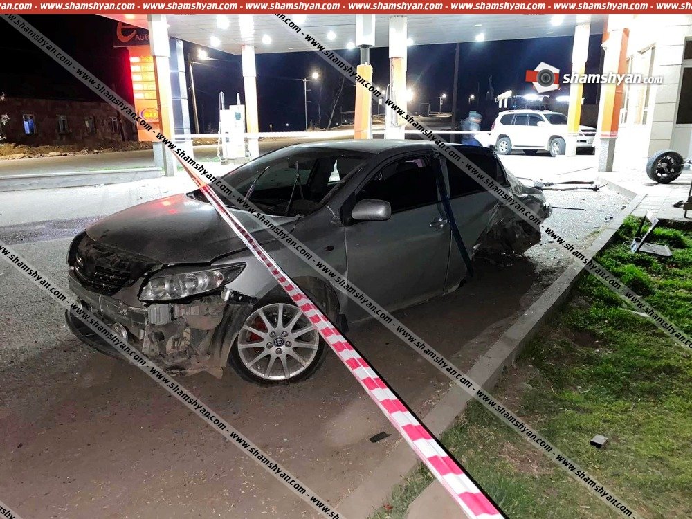 Կասկադյորական ավտովթար՝ Սյունիքի մարզում. 30-ամյա վարորդը Toyota-ով տապալել է բենզալցակայանի լիցքավորման սարքը և բախվել պատին