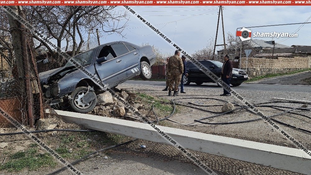 Նոր Գեղիում Mercedes-ով տապալել է բետոնե էլեկտրասյունն ու հայտնվել քարերի վրա․