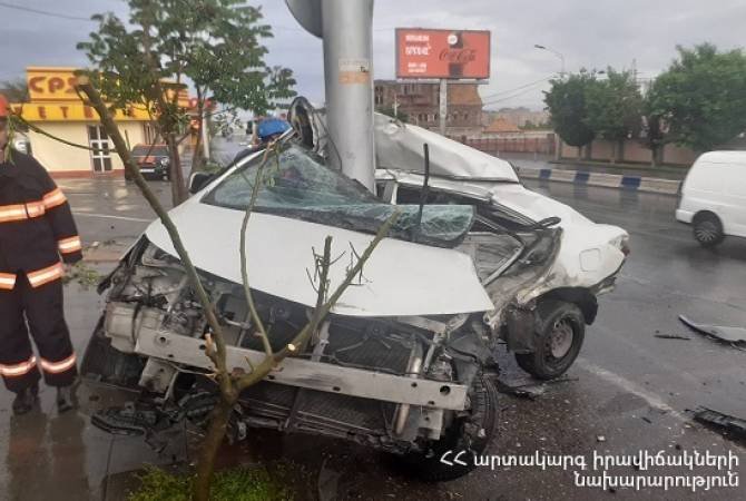 Իսակովի պողոտայում «Toyota Corolla» մակնիշի ավտոմեքենան բախվել է սյանը. վարորդը տեղում մահացել է