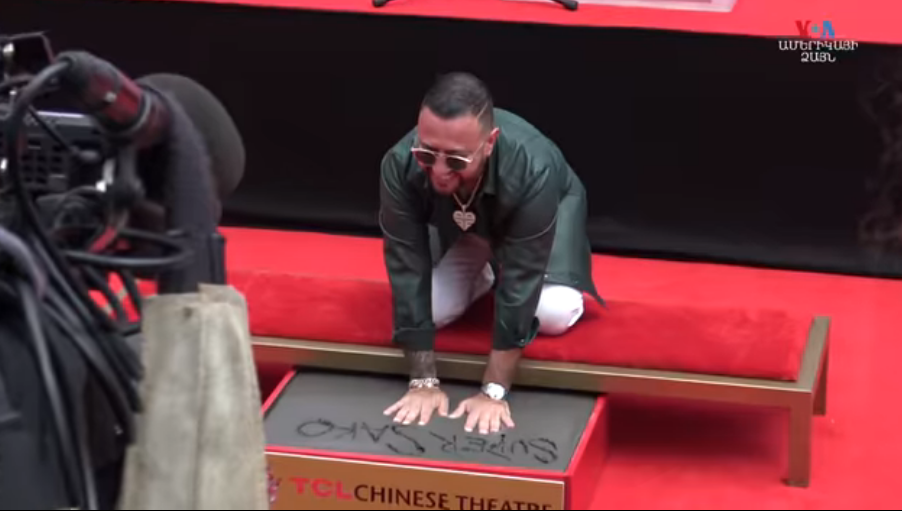 Հոլիվուդի փառքի ծառուղում տեղի է ունեցել հայազգի երգիչ Սուպեր Սաքոյի անվանական մատնահետքերի տեղադրման հանդիսավոր արարողությունը