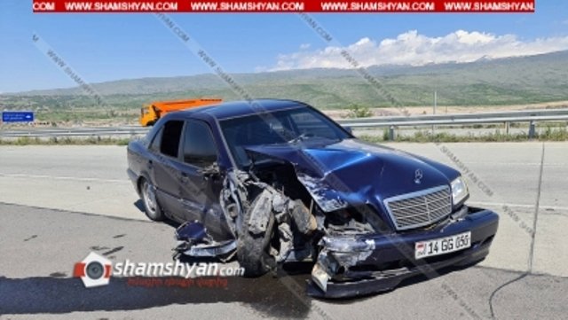 Oդանավակայան մեկնելիս Mercedes-ը բախվել է ճանապարհի կողմնակում կայանված «06»-ին, կա 6 վիրավոր