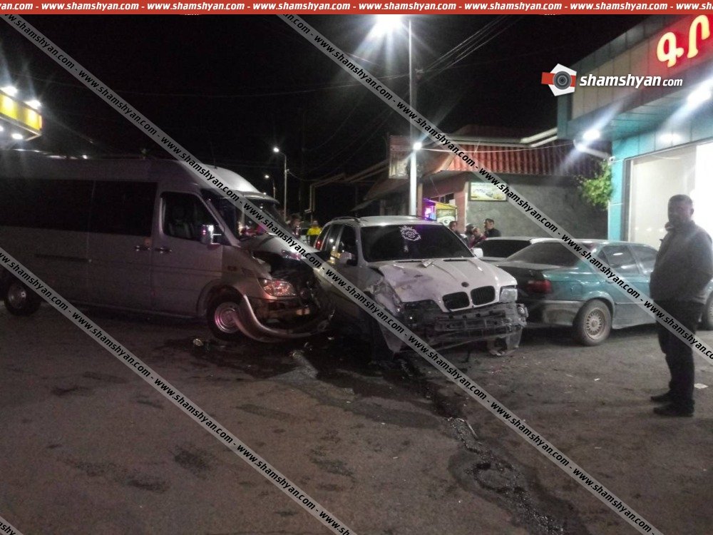 Արարատի մարզում բախվել են BMW X5-ն ու Mercedes Sprinter-ը, BMW-ն էլ հետո բախվել է կայանված մեկ այլ Mercedes-ի ու BMW-ի