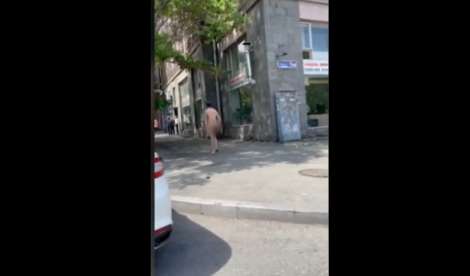 Համացանցում տեսանյութ է տարածվել, որում երևում է, թե ինչպես է մի տղամարդ մերկ վազում Երևանի կենտրոնում