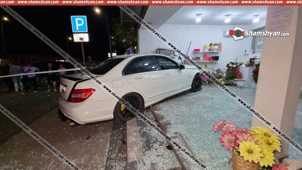 24-ամյա վարորդը Mercedes C250- ով Չաուշի հրապարակում մխրճվել է ծաղկի սրահի մեջ.