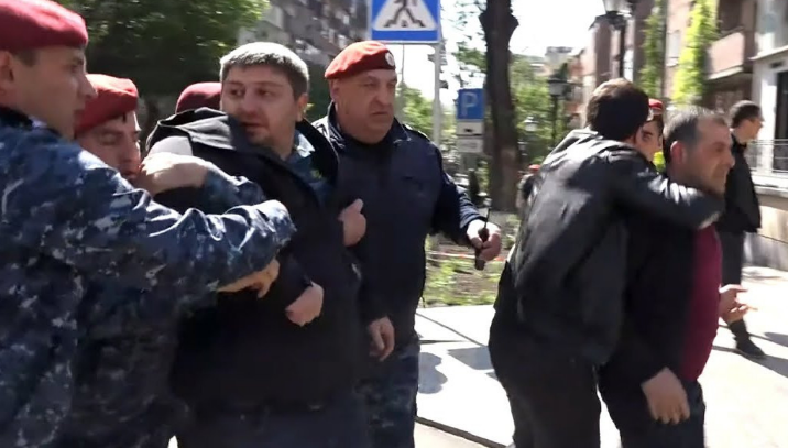 Ոստիկանի նկատմամբ բռնություն գործադրելու դեպքի առթիվ քրգործով մեղադրյալ Իգոր Խաչատուրովի մասով նախաքննությունն ավարտվել է