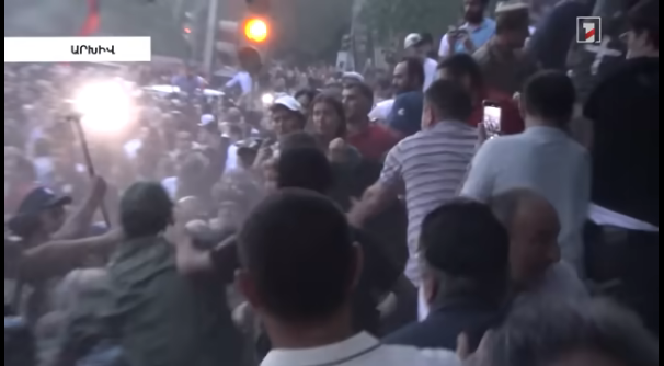 Նախաքննությունը հաստատել է, որ Պռոշյան փողոցում ցուցարարի ձեռքին մուրճ է եղել. գործը դատարանում է