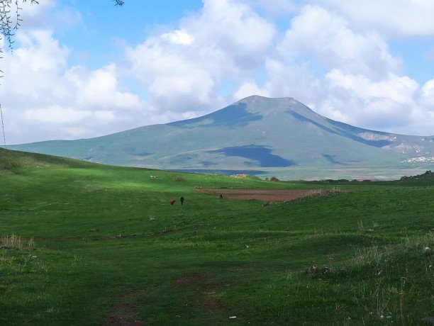 Հայտնի է թե, որ սարի վրա կկառուցվի Գագիկ Ծառուկյանի նախաձեռնած` Հիսուսի արձանի շինարարությունը