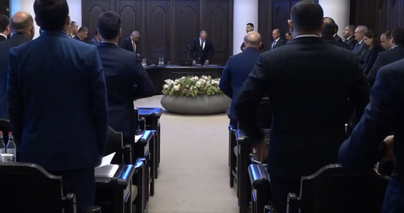 Կառավարության նիստի սկզբում հարգանքի տուրք՝ «Սուրմալու» առեւտրի կենտրոնում տեղի ունեցած պայթյունի զոհերի հիշատակին