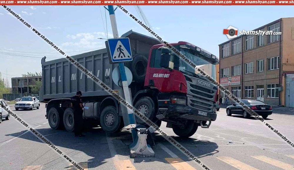 Ավտովթար Փարաքարի «ԳԱԻ պոստի» մոտ․ բախվել են Scania-ն ու Ford Transit-ը, վերջինս հայտնվել է «ԳԱԻ պոստի» մայթին, Scania-ն էլ վնասել է էլեկտրասյունը․