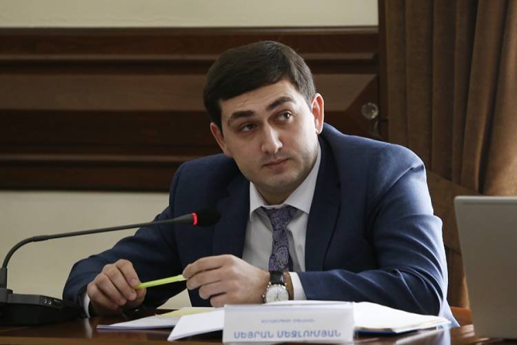 Մի քանի օր է՝ համացանցում գրում են մի քրեական գործի մասին, որը վերաբերում է Երեւանի քաղաքապետարանի կողմից տրվող շինթույլտվություններին․