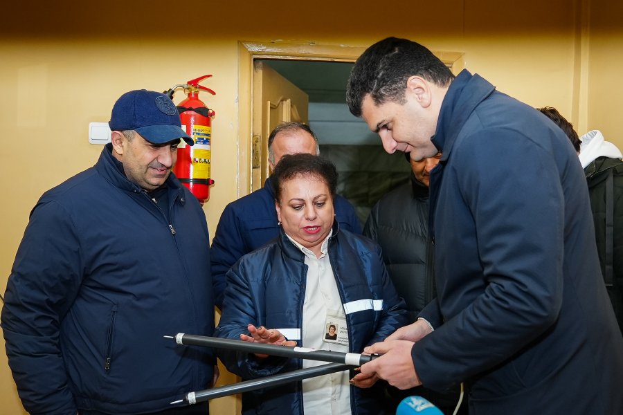 Երևանի քաղաքապետ Հրաչյա Սարգսյանը փորձարկել է մետրոպոլիտենում տեղադրված առաջին օդափոխության սարքը (լուսանկարներ)